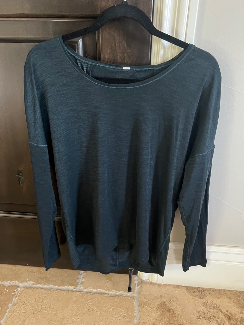Lululemon Women's Long-Sleeve Scoop Neck Top -cut out on the back dark green